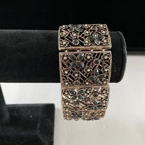 Vintage elasticated bracelet. B3